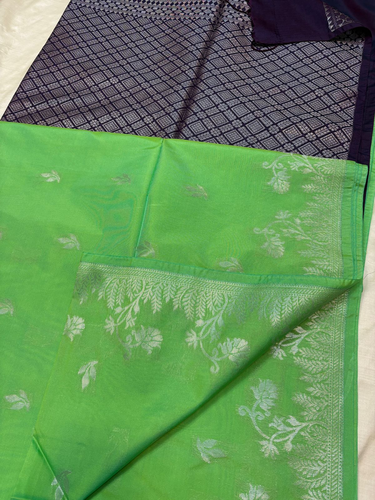 Semi Silk -Turning Borders