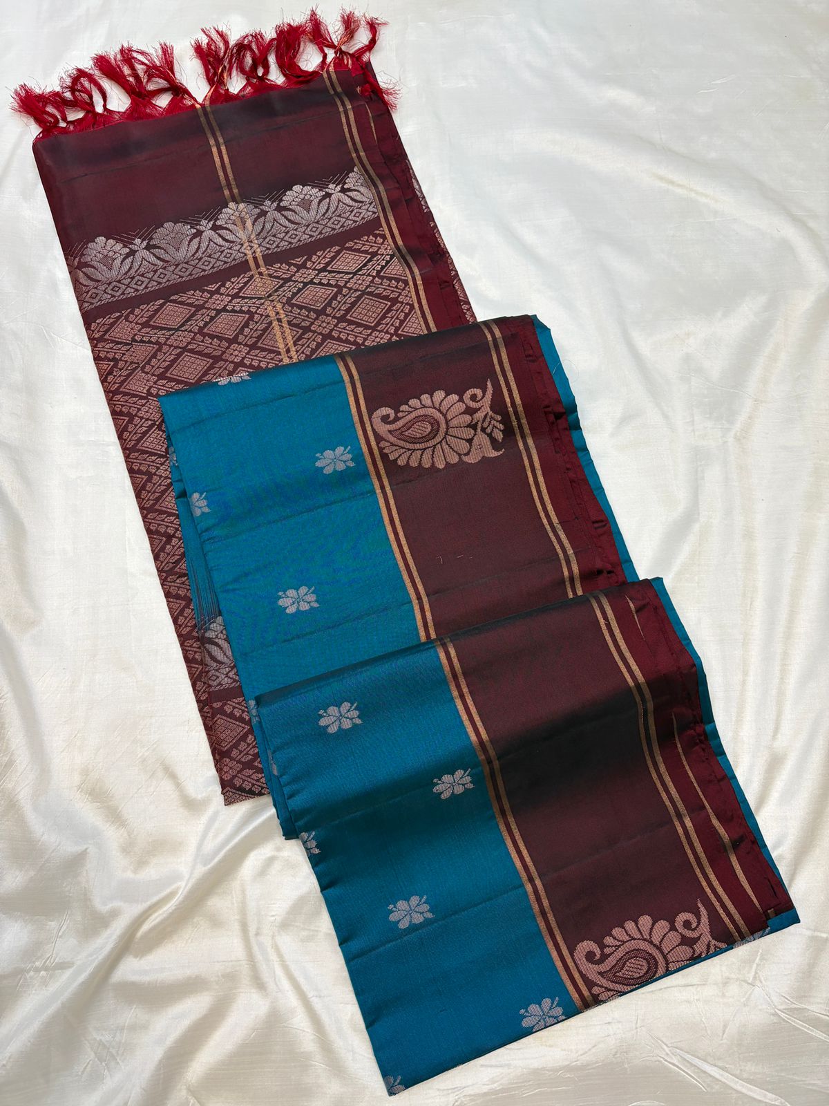 Uppada  Contrast Borders