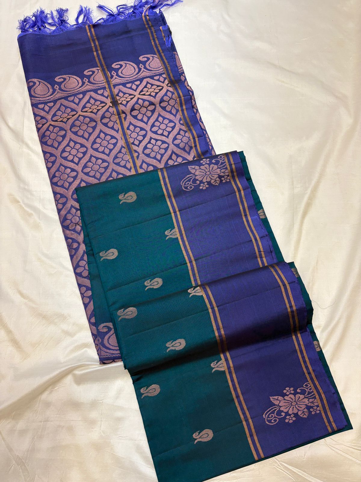 Uppada  Contrast Borders