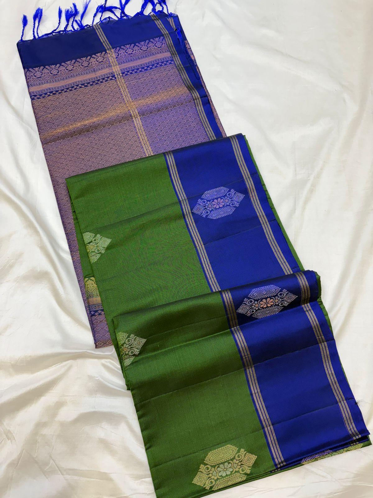 Uppada  Contrast Borders