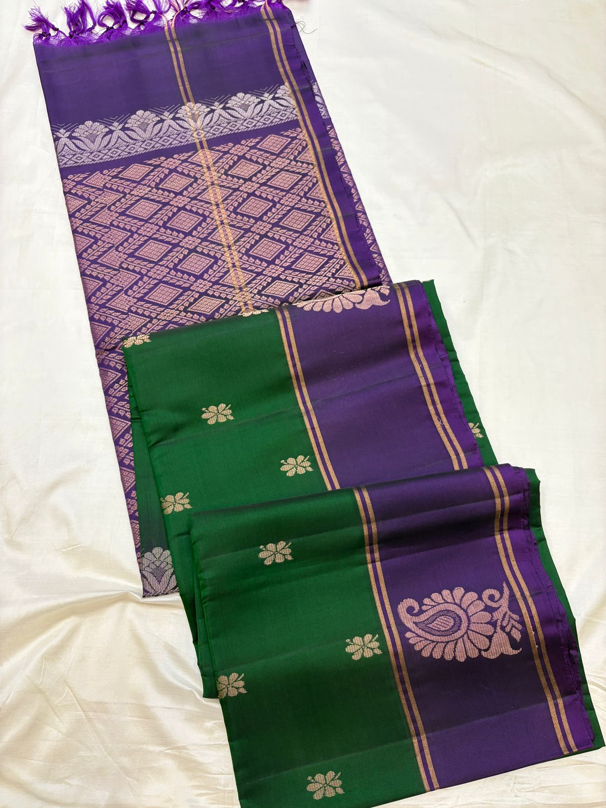 Uppada  Contrast Borders