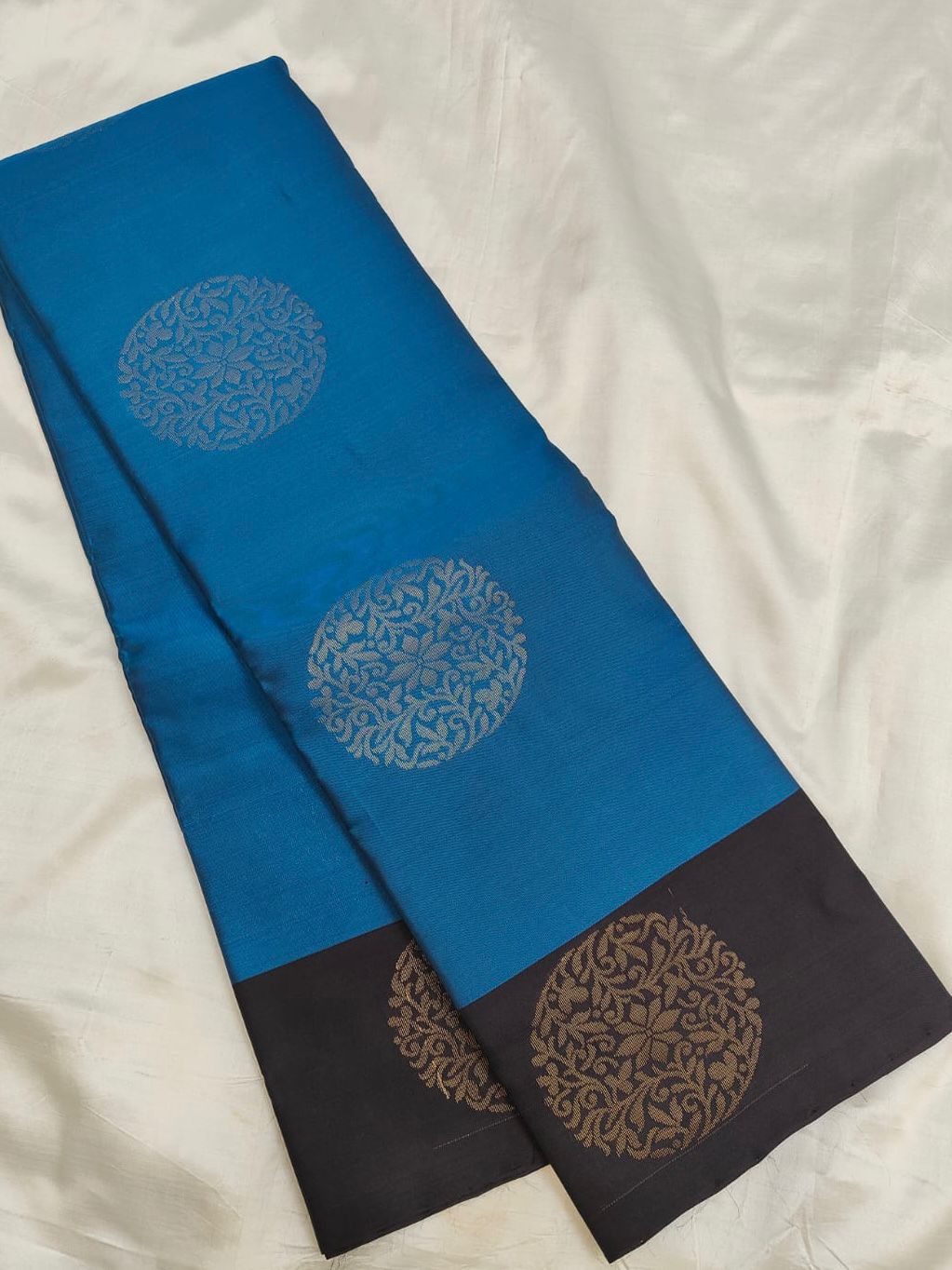 Soft Silk - Contrast borders