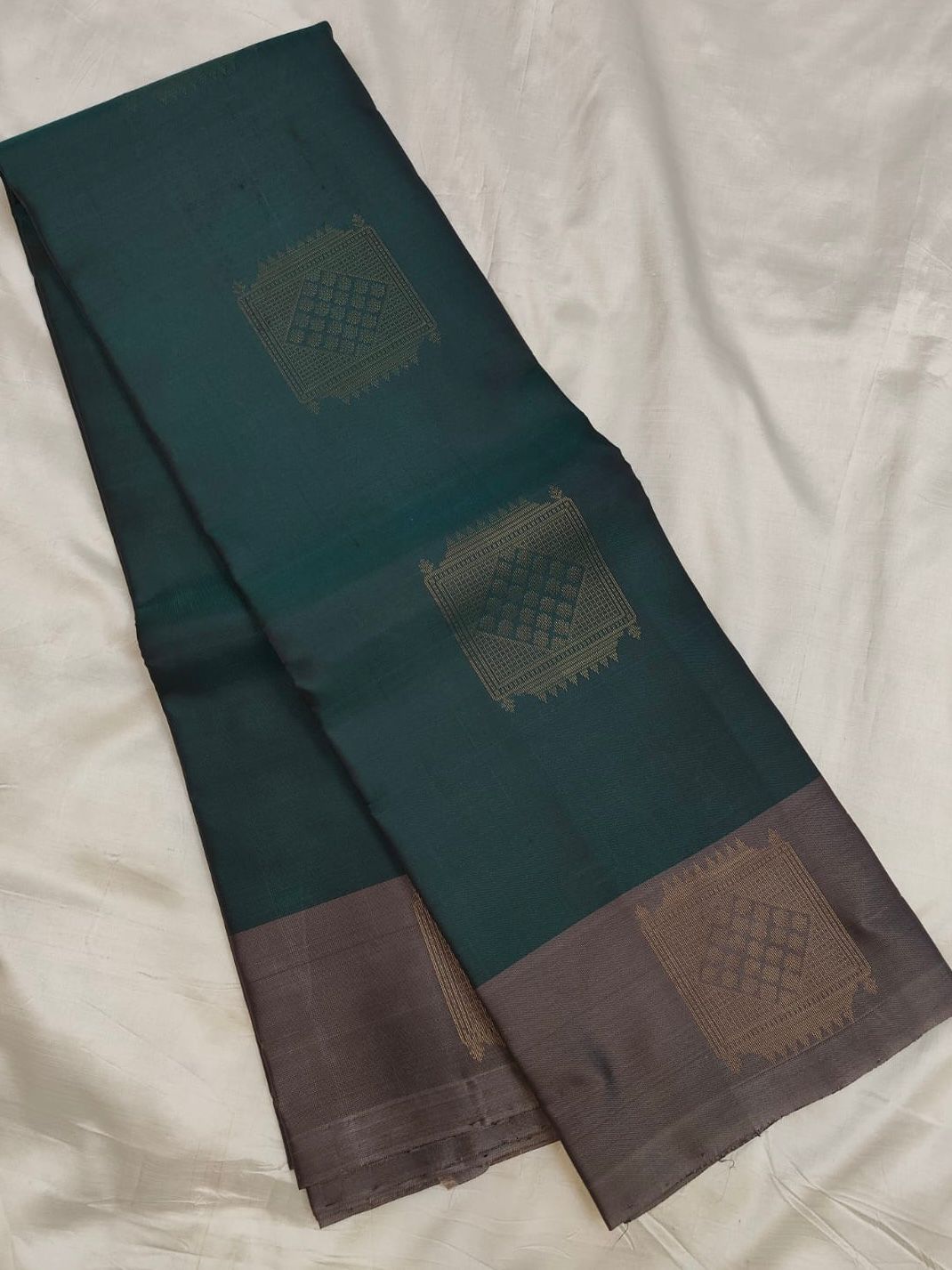 Soft Silk - Contrast borders