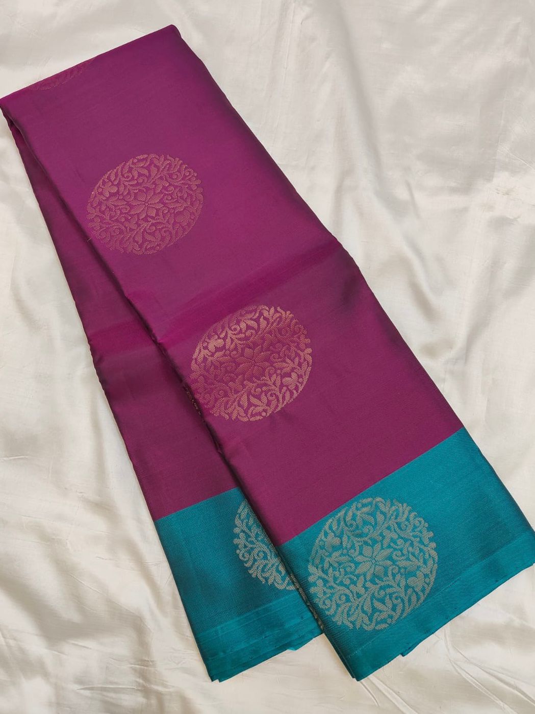 Soft Silk - Contrast borders