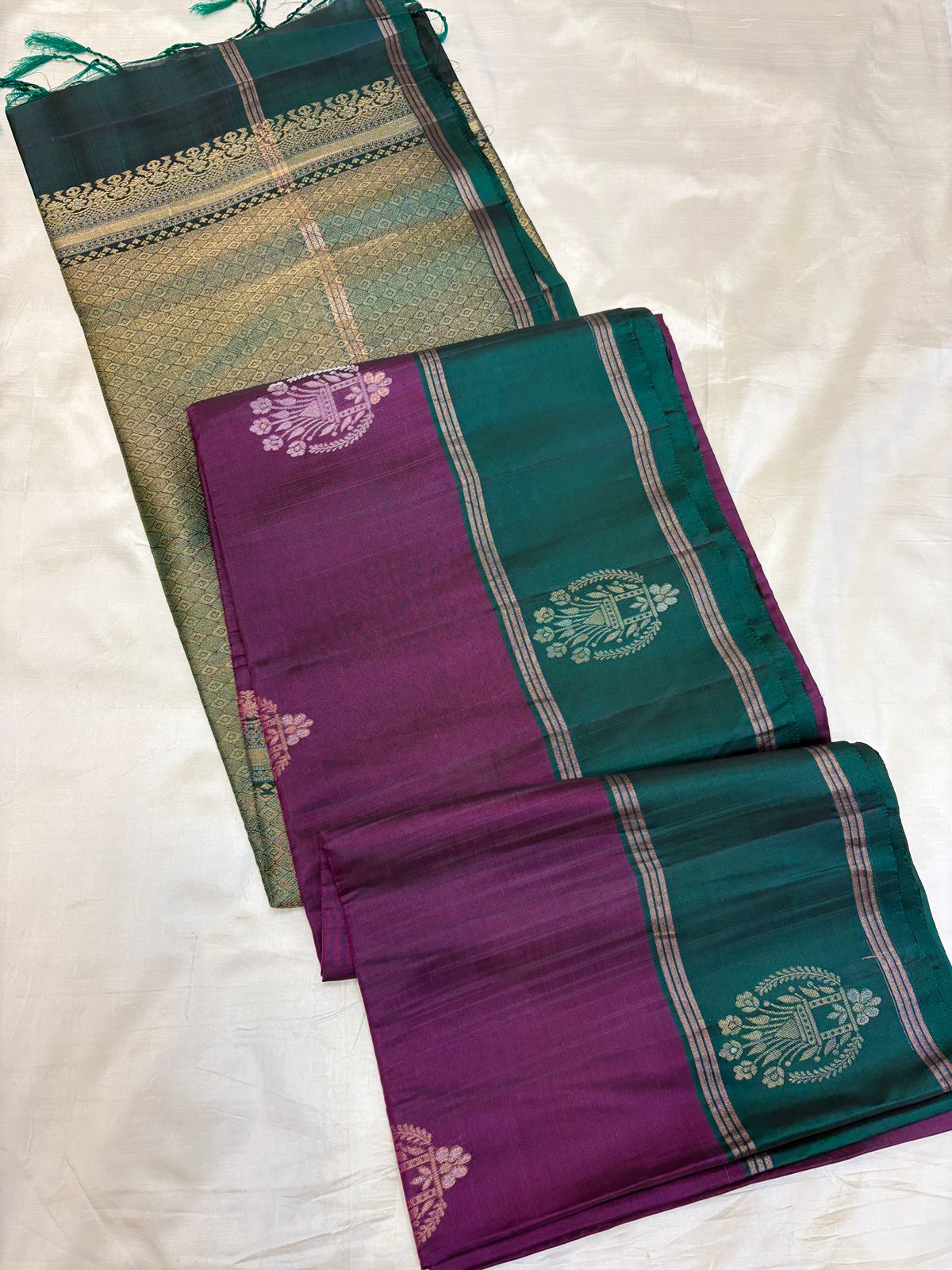 Contrast Border Butta